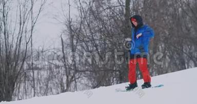 在滑雪坡滑雪时，使用智能手机拍摄风景图片